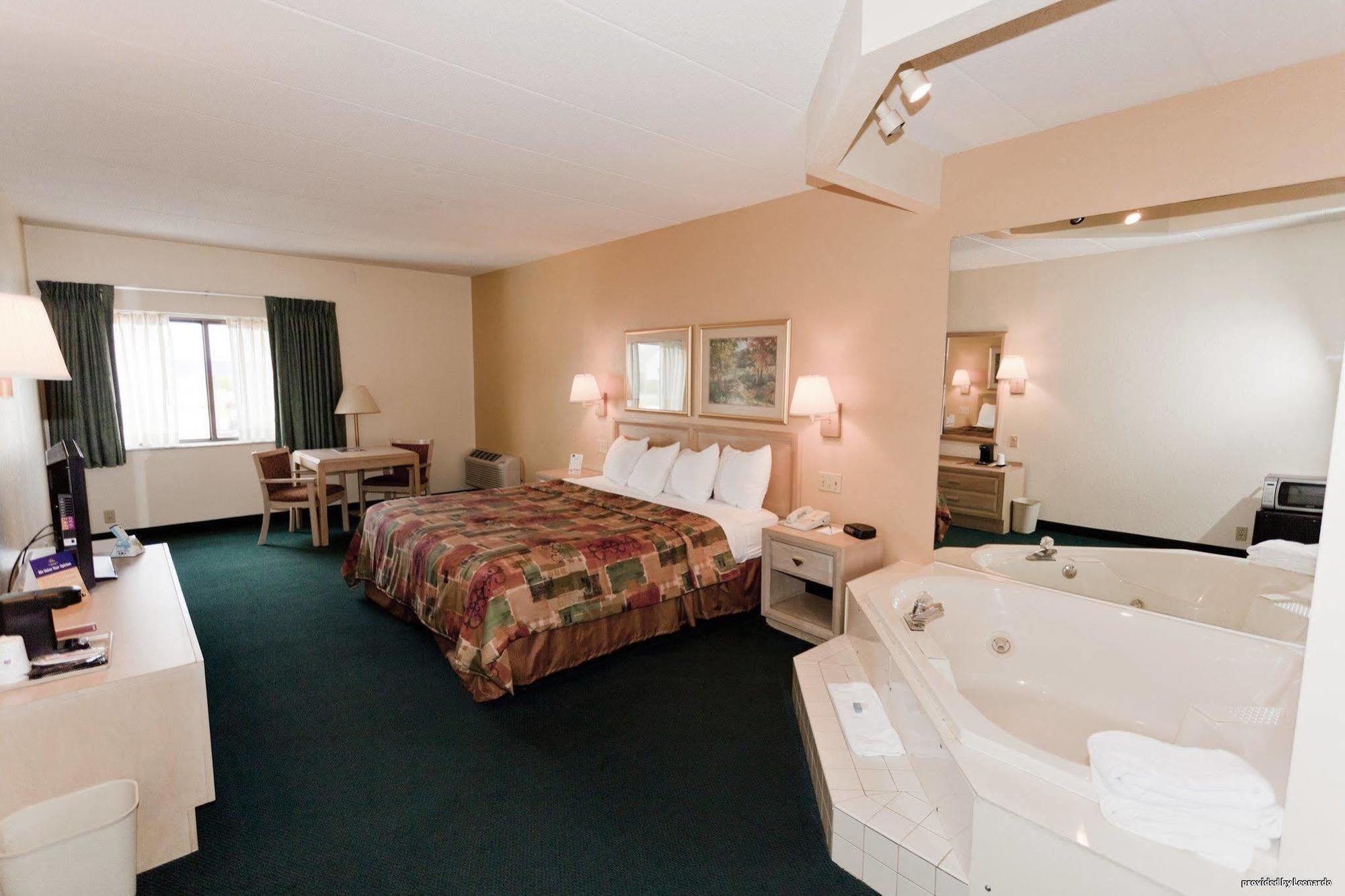 Best Western Port Clinton Room photo